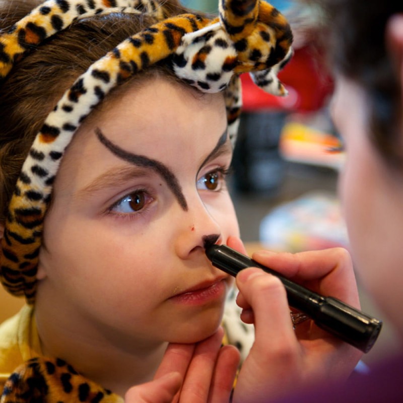 Kredka do twarzy w sztyfcie Grim tout CZARNA