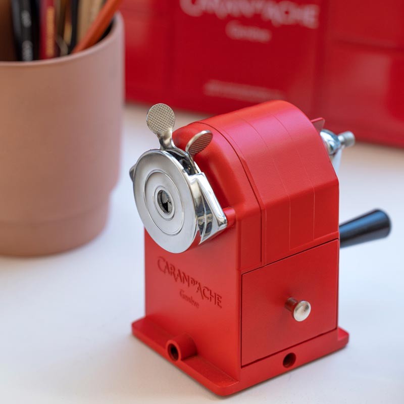 Temperówka-Caran-d'Ache-na-korbkę-czerwona-CD455-270