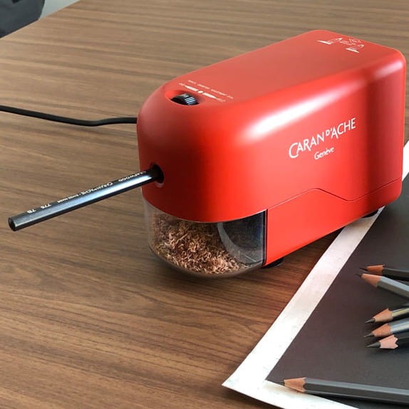 CD477-070 Caran d'Ache temperówka elektryczna-03.jpg