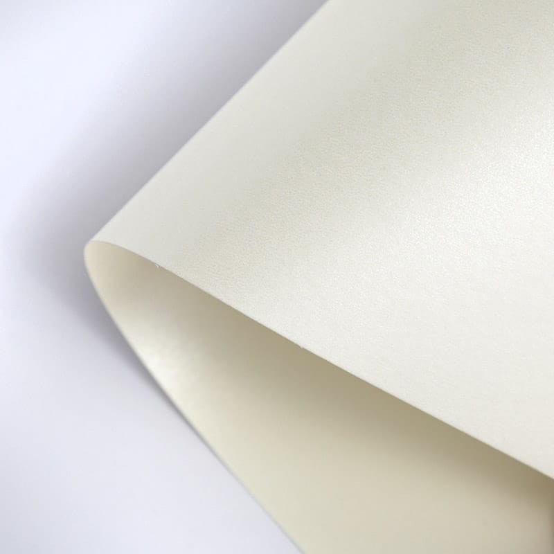 Papier ozdobny metalizowany Millenium złamana biel A4 02
