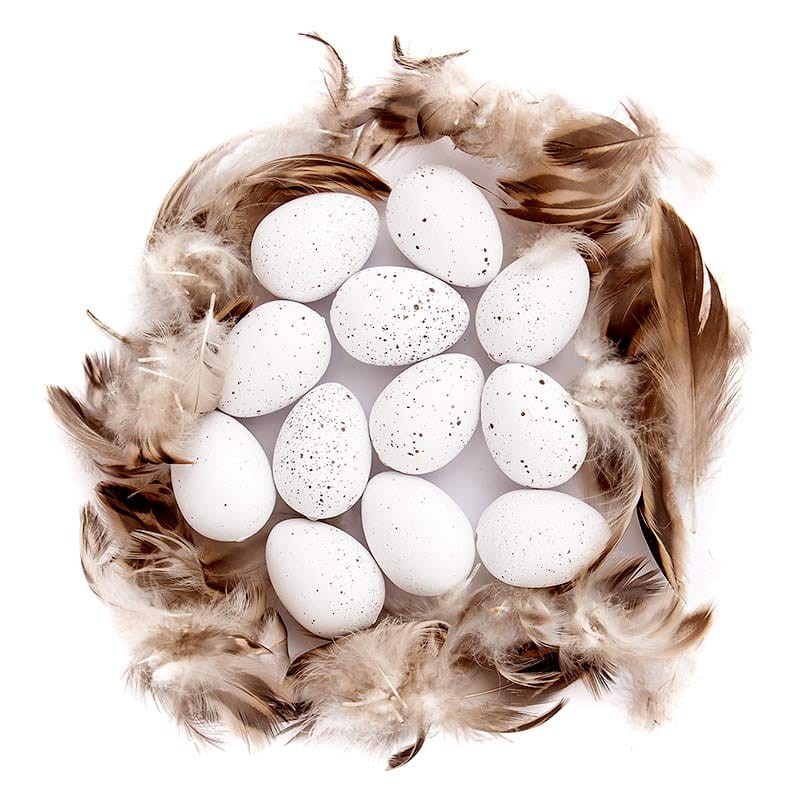 białe-jajeczka-nakrapiane-z-dziurka-i-piorkami-12-szt