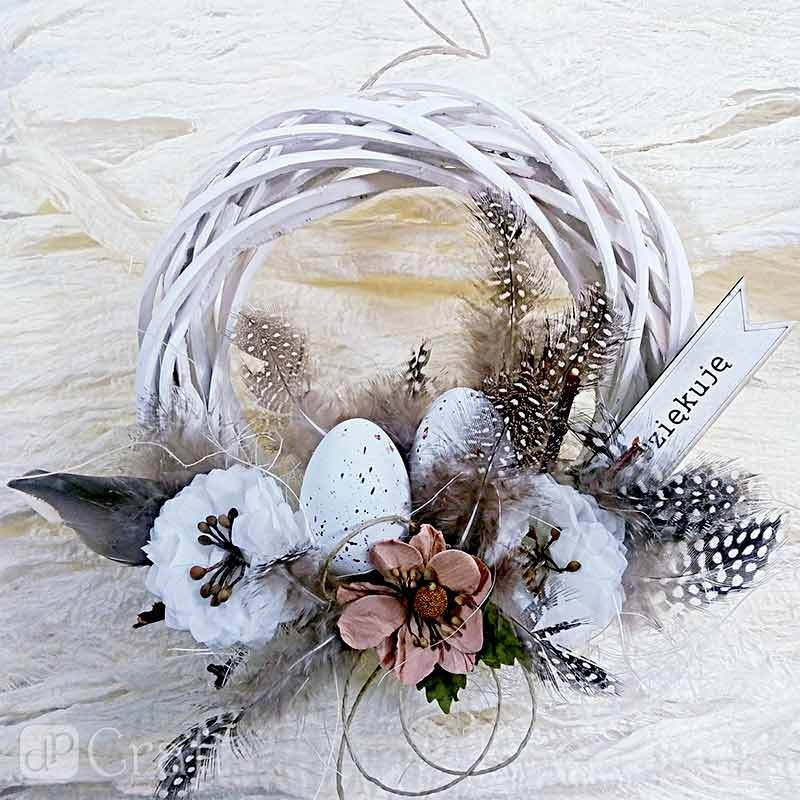 białe-jajeczka-nakrapiane-z-dziurka-i-piorkami-12-szt-03