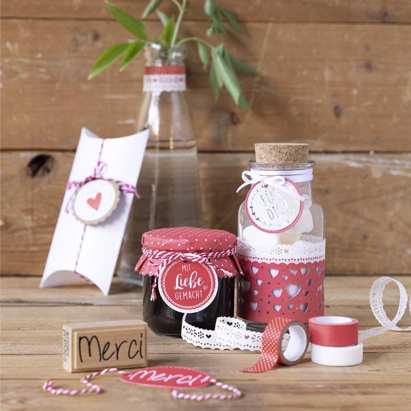 koronka-papierowa-samoprzylepna-heyda-2-m-17-mm-serduszka-03