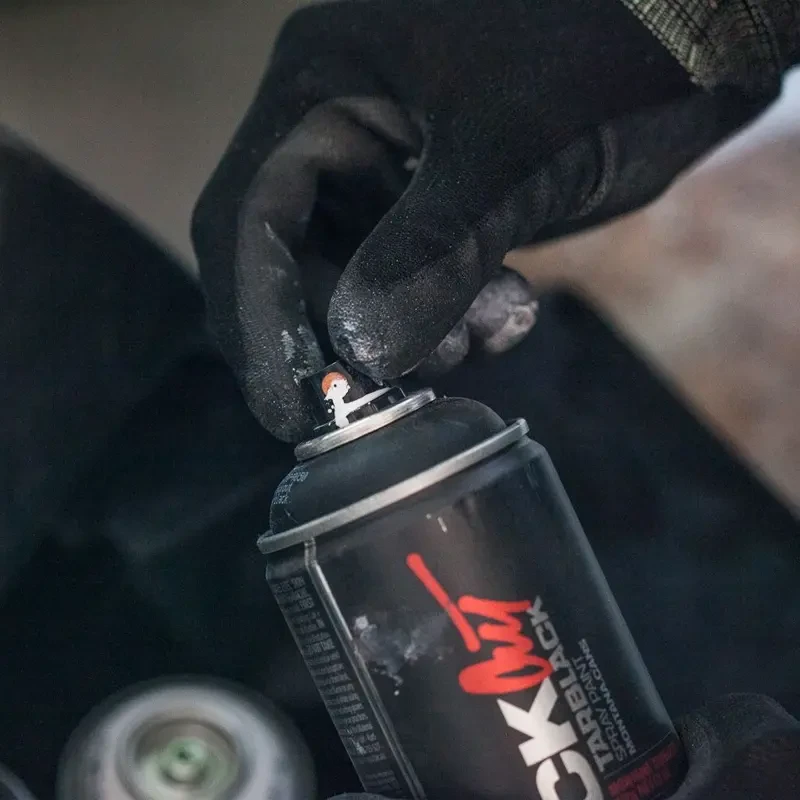 Farba w sprayu Montana Black 400 ml BLK 9050 Blackout Tarblack  04