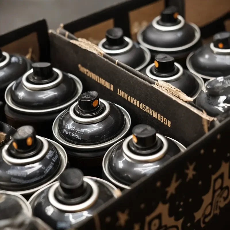 Farba w sprayu Montana Black 400 ml BLK 9090 Black Glossy 10