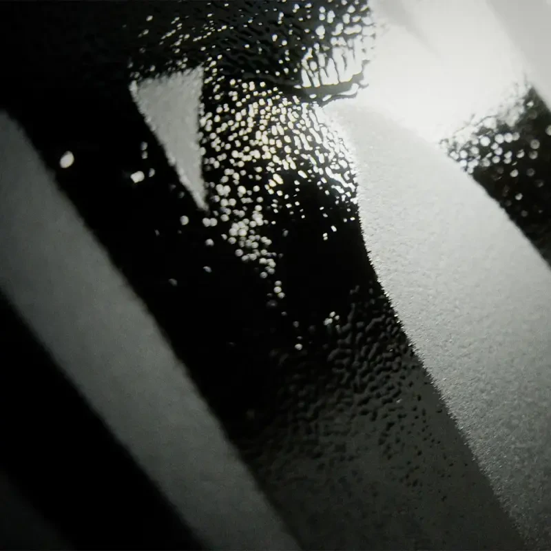 Farba w sprayu Montana Black 400 ml BLK 9090 Black Glossy 04