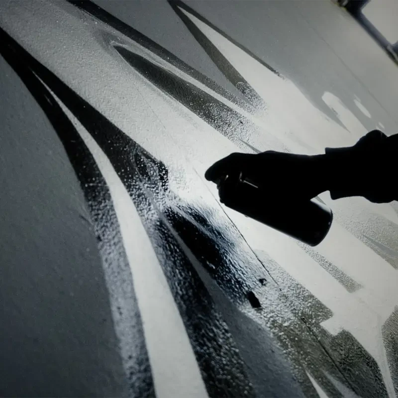 Farba w sprayu Montana Black 400 ml BLK 9090 Black Glossy 05