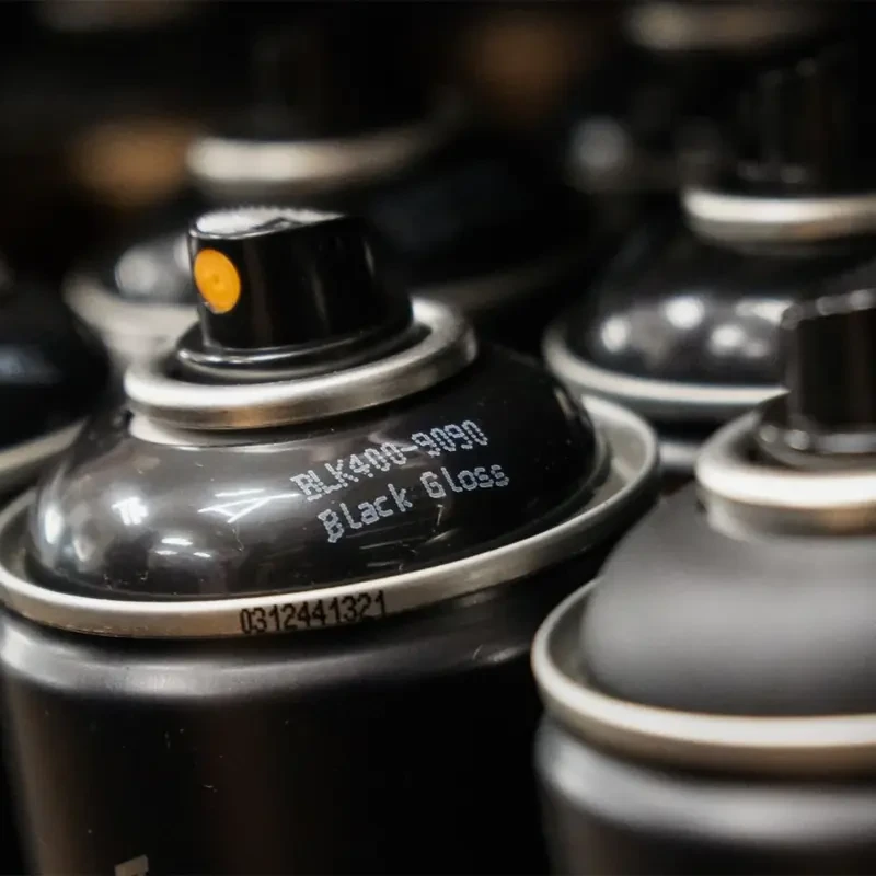 Farba w sprayu Montana Black 400 ml BLK 9090 Black Glossy 06