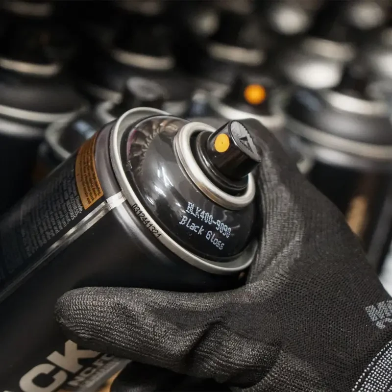 Farba w sprayu Montana Black 400 ml BLK 9090 Black Glossy 09