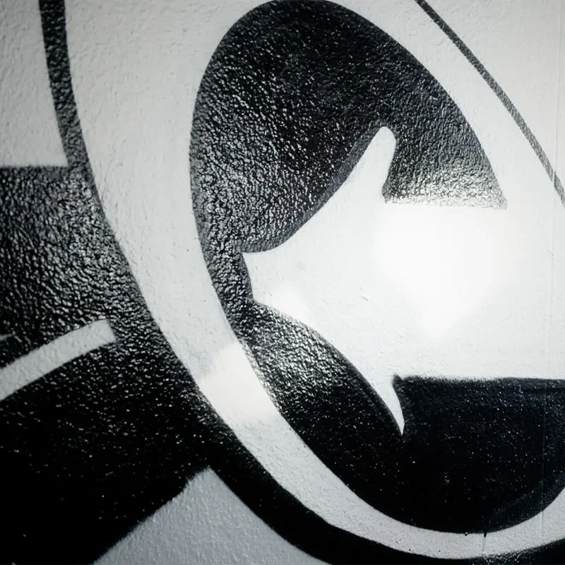 Farba w sprayu Montana Black 400 ml BLK 9090 Black Glossy 08