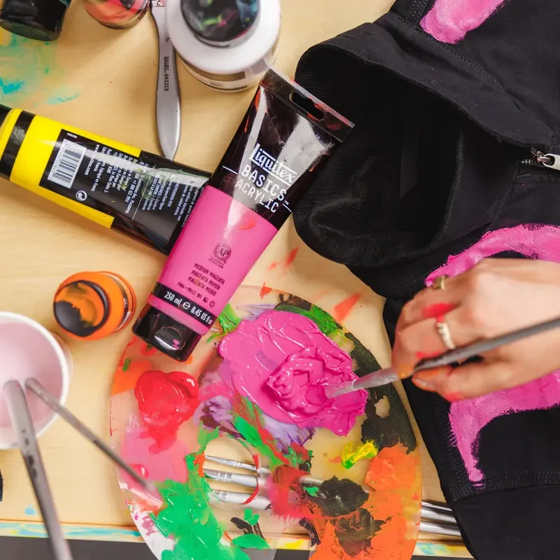 Farba akrylowa Liquitex Basics Acrylic 118 ml - 345 Metallic red 04