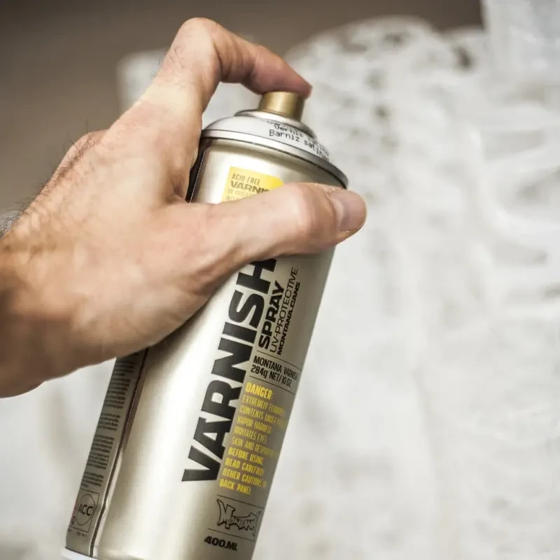 Werniks satynowy w sprayu Montana Tech 400 ml T1005