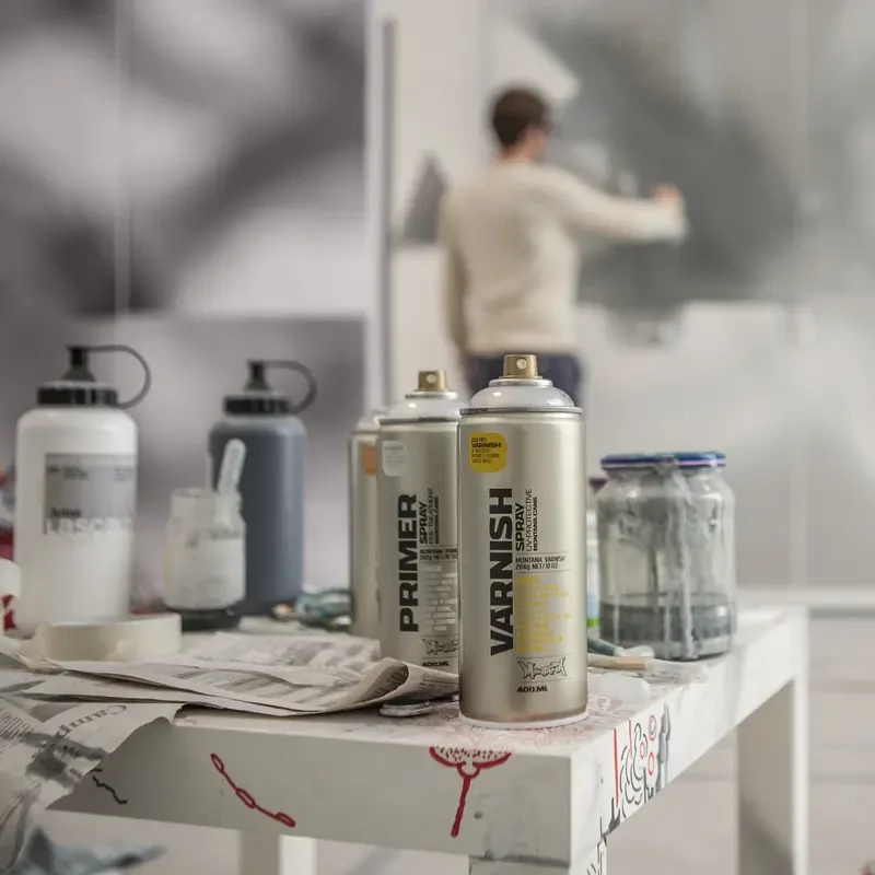 Werniks satynowy w sprayu Montana Tech 400 ml T1005