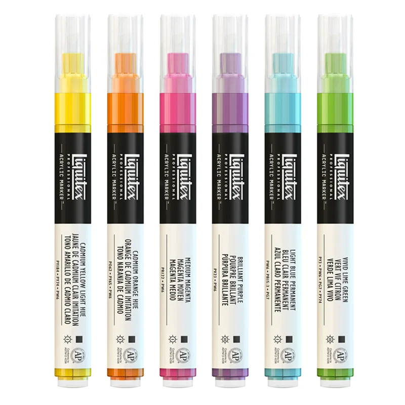 Sześć markerów z zestawu Liquitex Acrylic Marker Vibrants Fine 2 mm na białym tle.