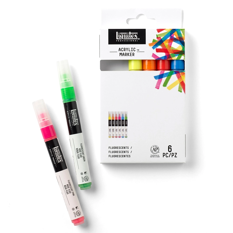 Komplet mazaków akrylowych Liquitex Acrylic Marker Fluorescent na białym tle, z leżącymi obok dwoma markerami z zestawu.