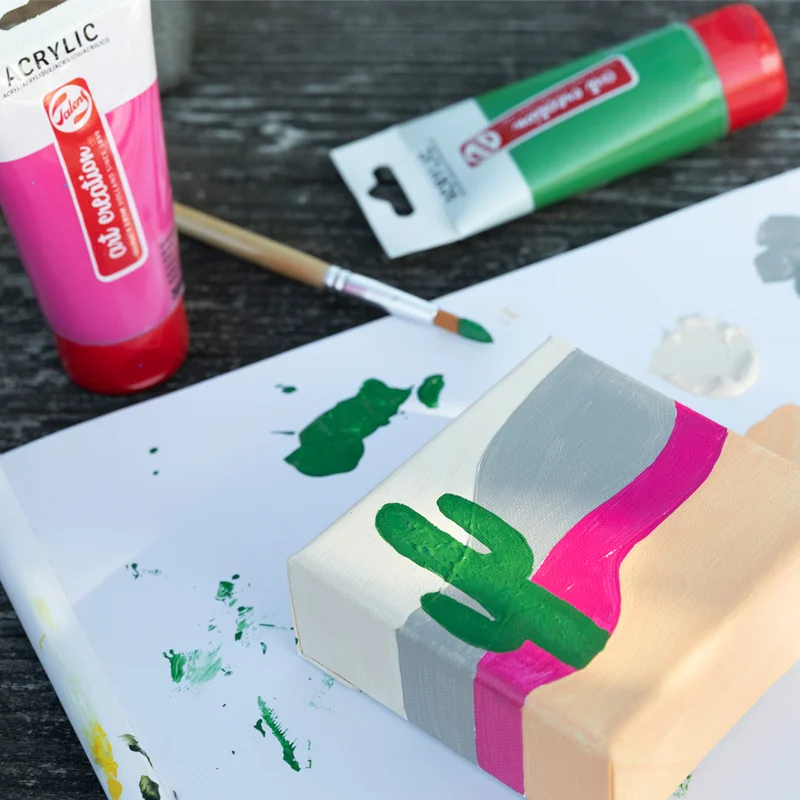 Farby akrylowe Art Creation użyte podczas malowania na małym podobraziu.